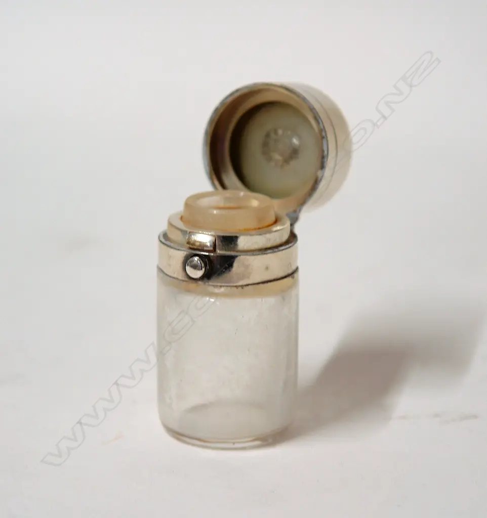 A Victorian silver and glass smelling salts jar Image 1++