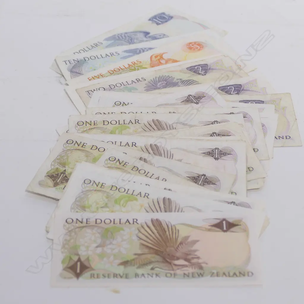 OLDER NZ DECIMAL BANKNOTES  Image 1++
