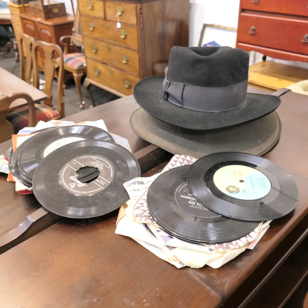 2 HATS + ASST 45'S Image 1++