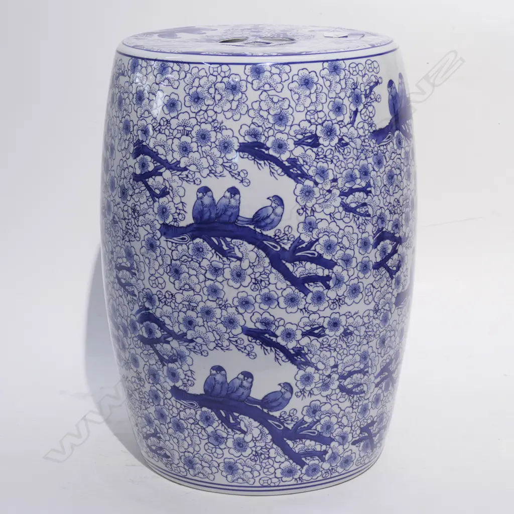 ORIENTAL BLUE & WHITE GARDEN STOOL BARREL FORM Image 1++
