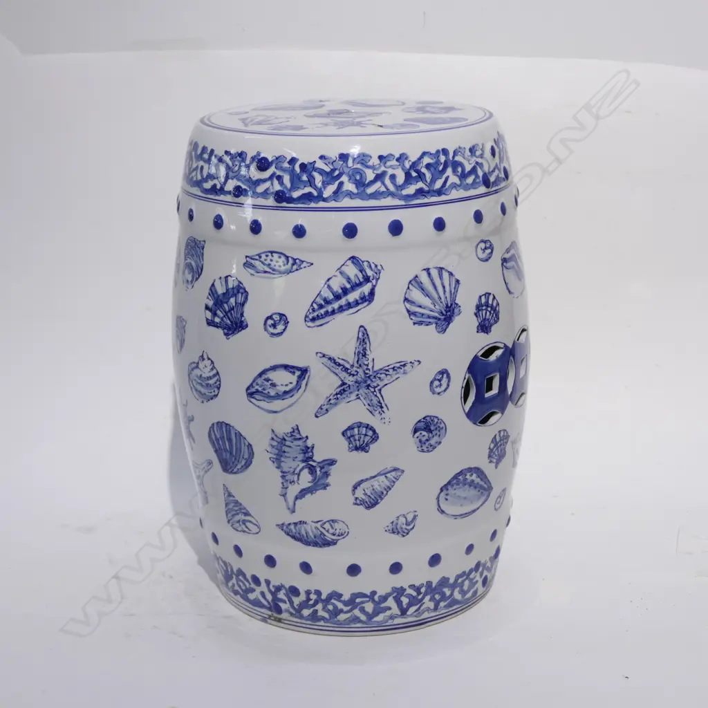 B + W STOOL W/ SHELL DECORATION  Image 1++