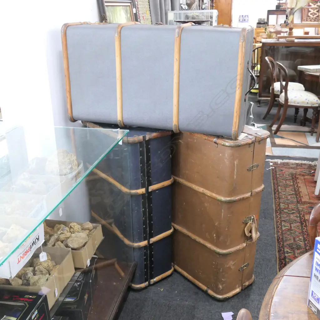 3 VINTAGE TRAVELLING TRUNKS  Image 1++