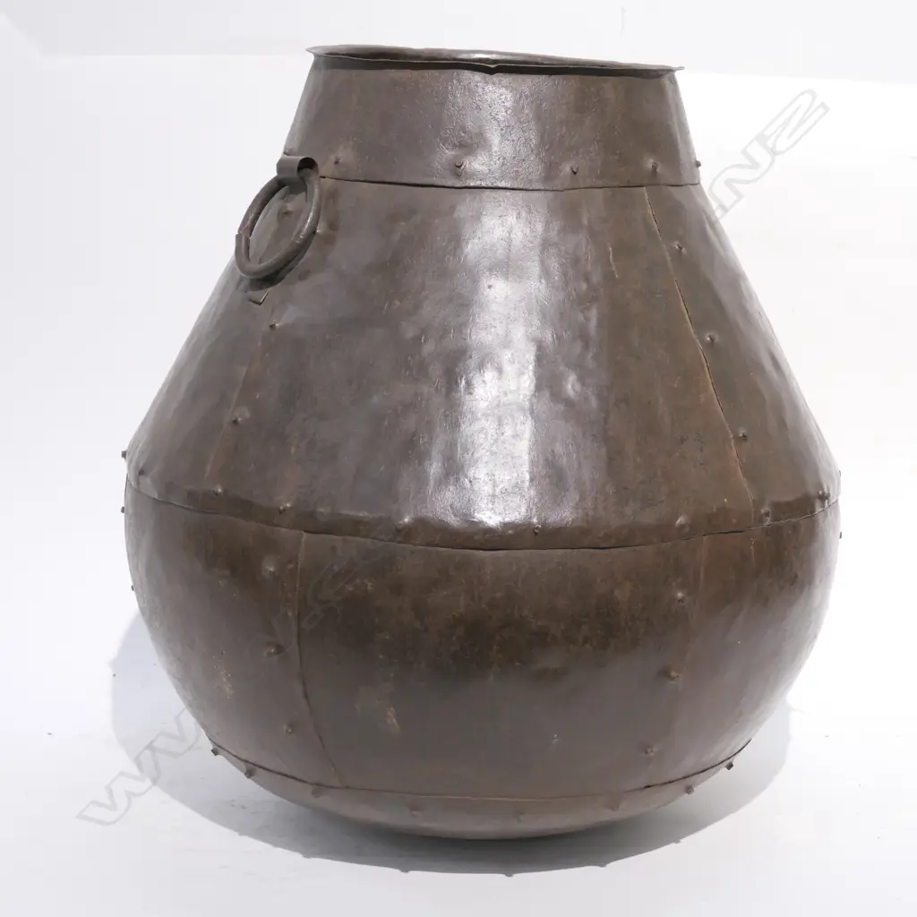 LARGE METAL STYLISED CAULDRON  Image 1++
