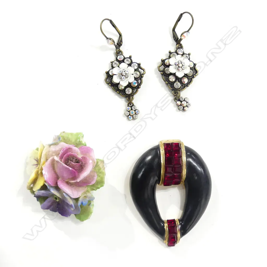 TWO BROOCHES AND PAIR OF EARRINGS Image 1++