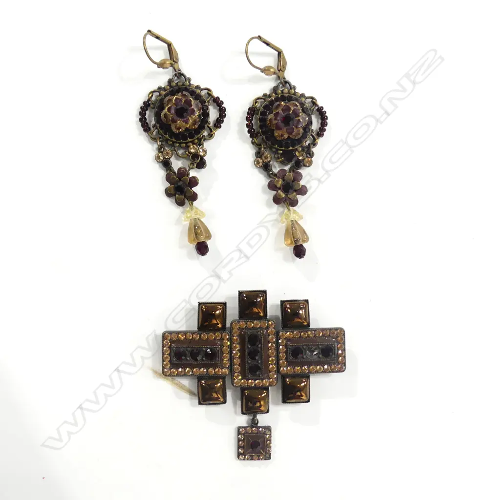 PAIR OF CRYSTAL SET EARRINGS AND BROOCH Image 1++