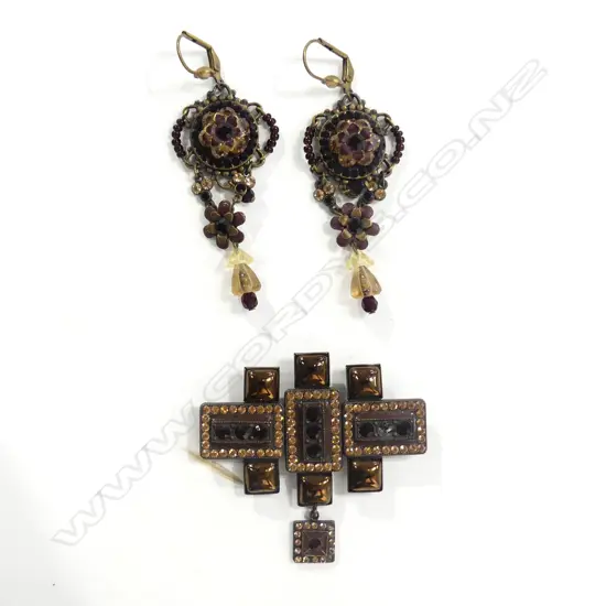 PAIR OF CRYSTAL SET EARRINGS AND BROOCH