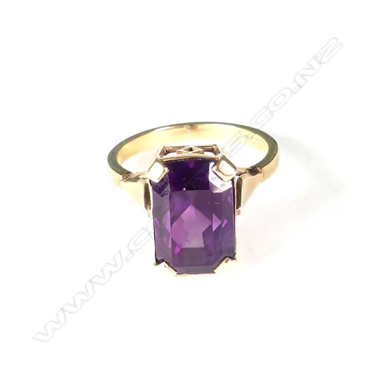 9CT GOLD AND AMETHYST RING