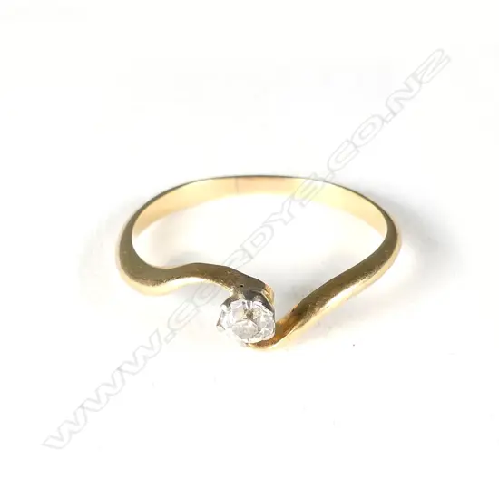 ESTATE 18CT GOLD AND DIAMOND SOLITAIRE RING