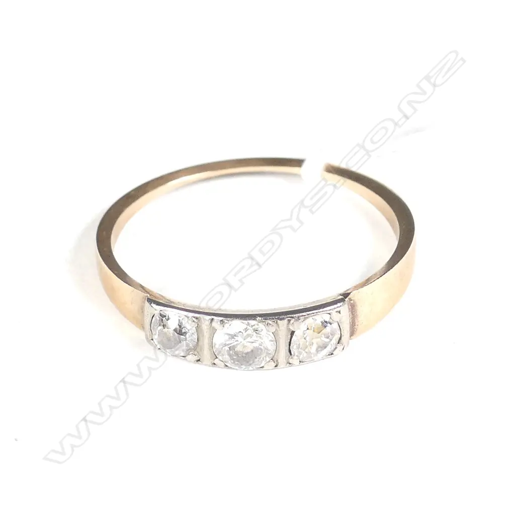 9CT GOLD AND DIAMOND BAND 1.82gm Image 1++