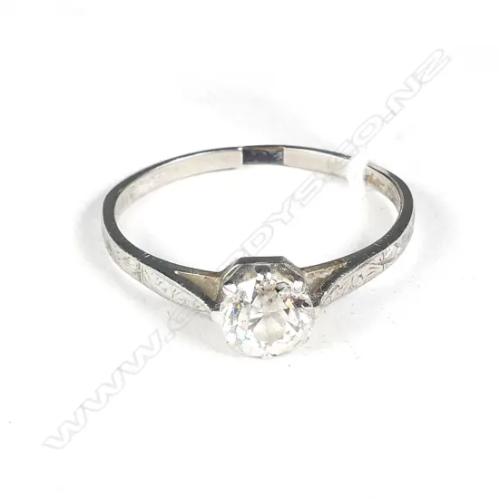ESTATE PLATINUM AND DIAMOND SOLITAIRE RING (AF)