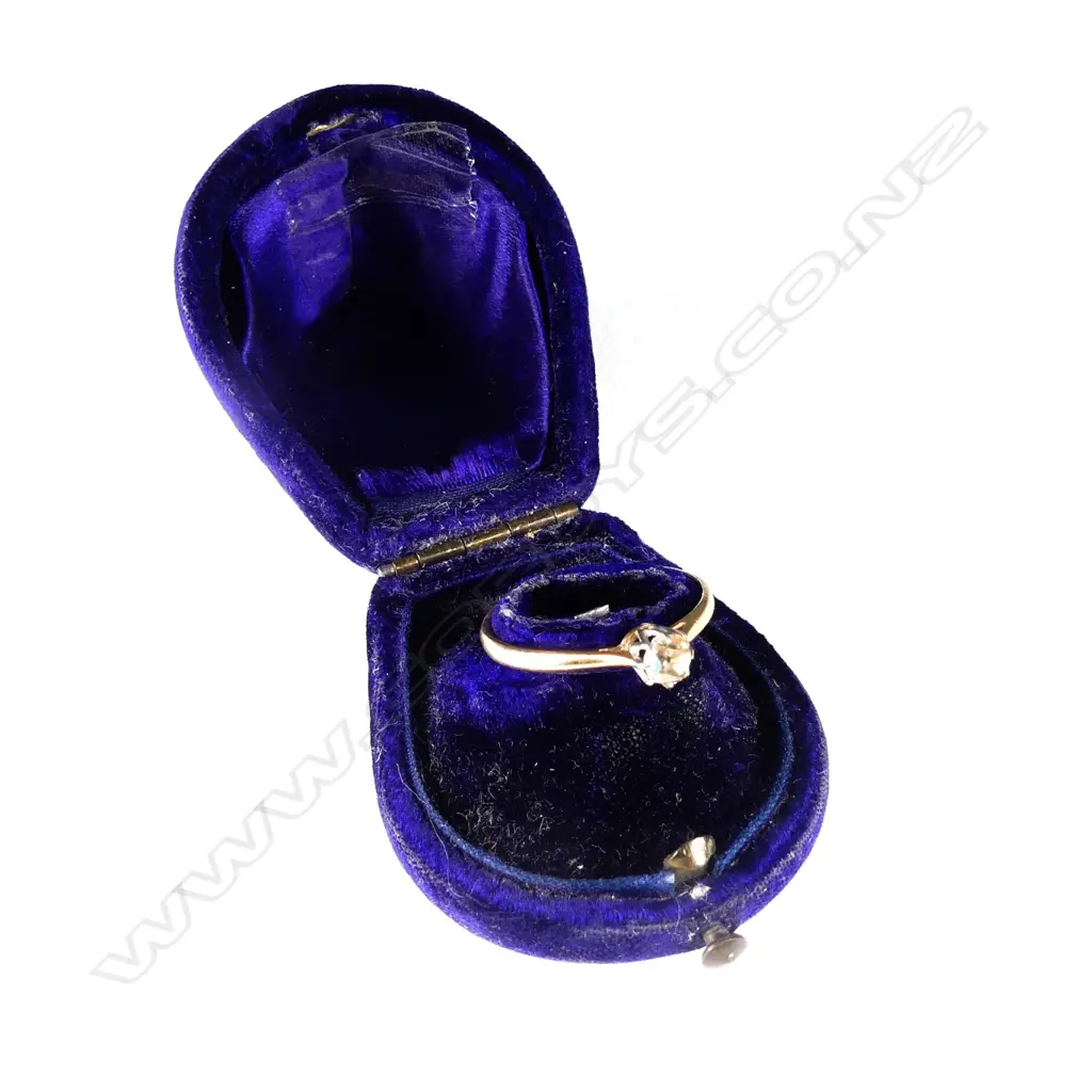 ESTATE 18CT GOLD AND DIAMOND SOLITAIRE RING Image 1++