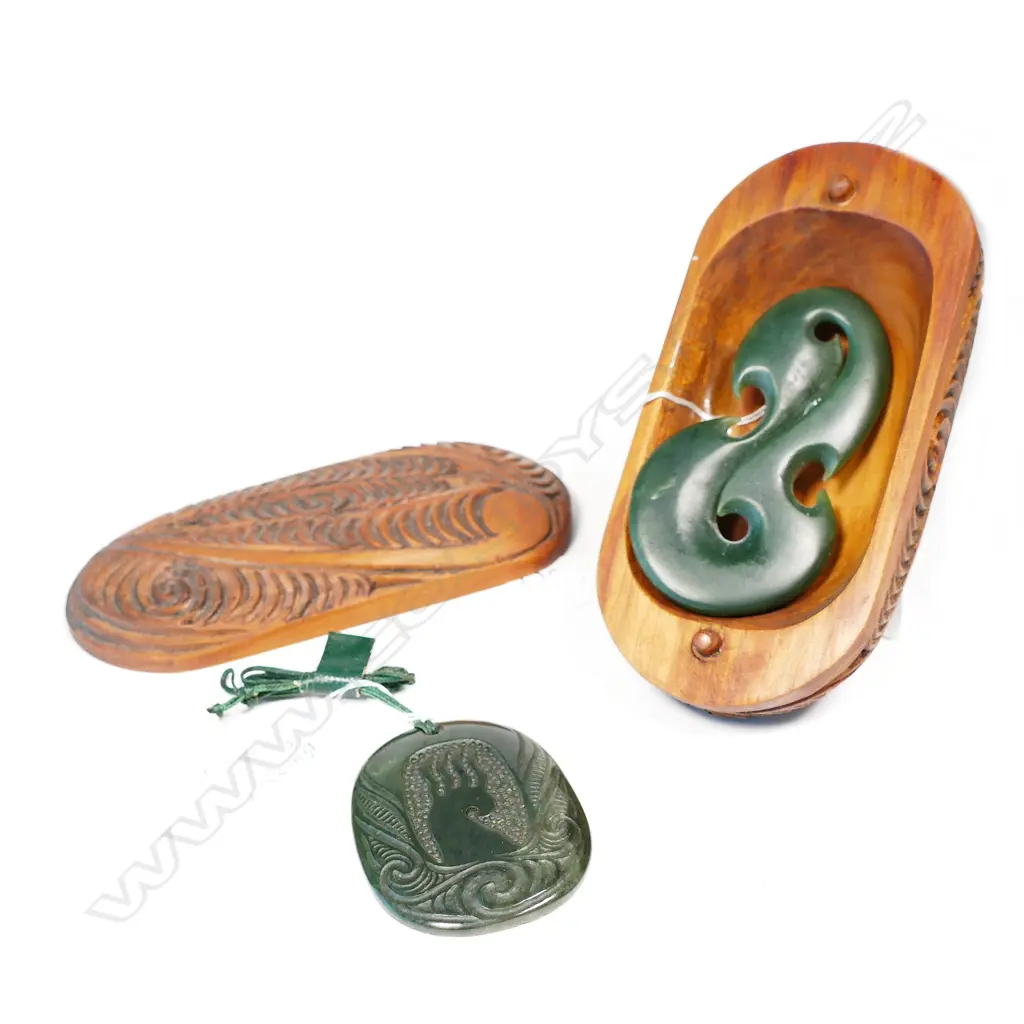 2 CONTEMPORARY CARVED POUNAMU PENDANTS AND CRVED LIDDED BOX L 150 MM Image 1++