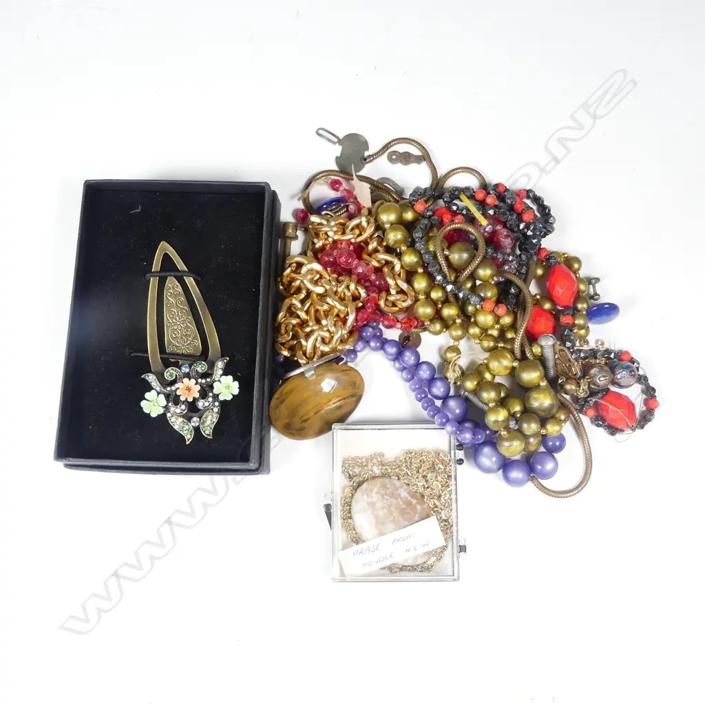 BAG OF COSTUME JEWELLERY Image 1++