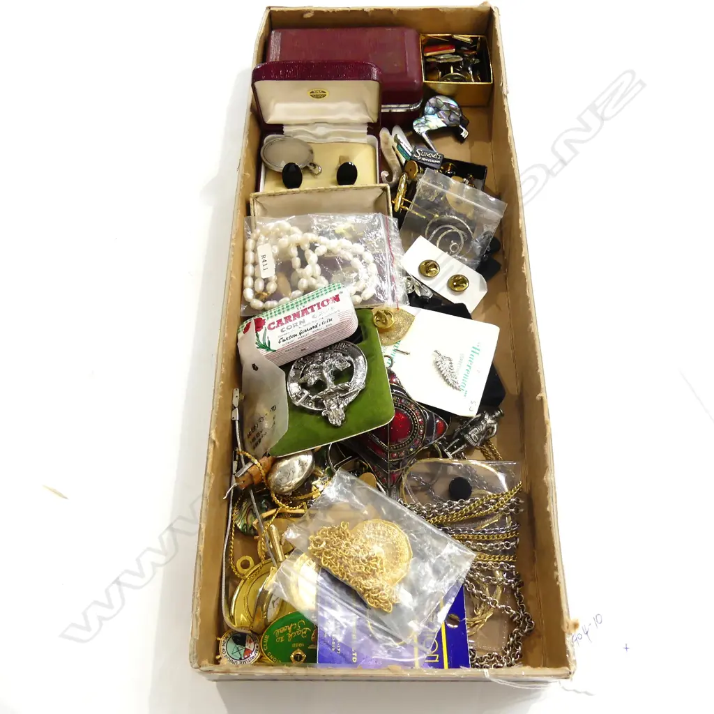 TRAY OF COSTUME JEWELLERY BADGES NZ CUFFLINKS Image 1++