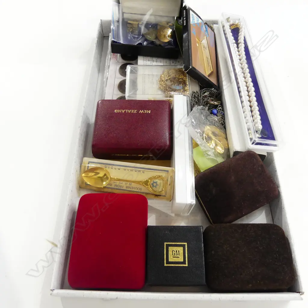 ASST COSTUME JEWELLERY COINS 1928 NZWWF BADGE ETC Image 1++