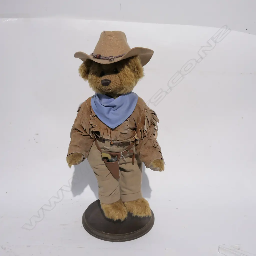 'THE DUKE' JOHN WAYNE HEIRLOOM COLLECTOR TEDDY BEAR W/ SUEDE JACKET + CAST ALUMINUM GUN Image 1++