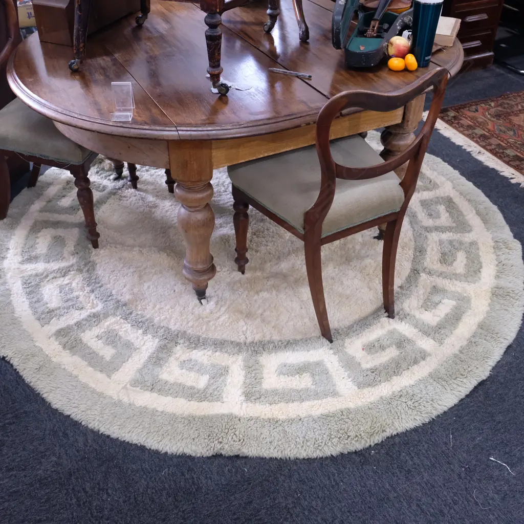 CIRCULAR LAMBSKIN RUG DIA. 2000MM Image 1++