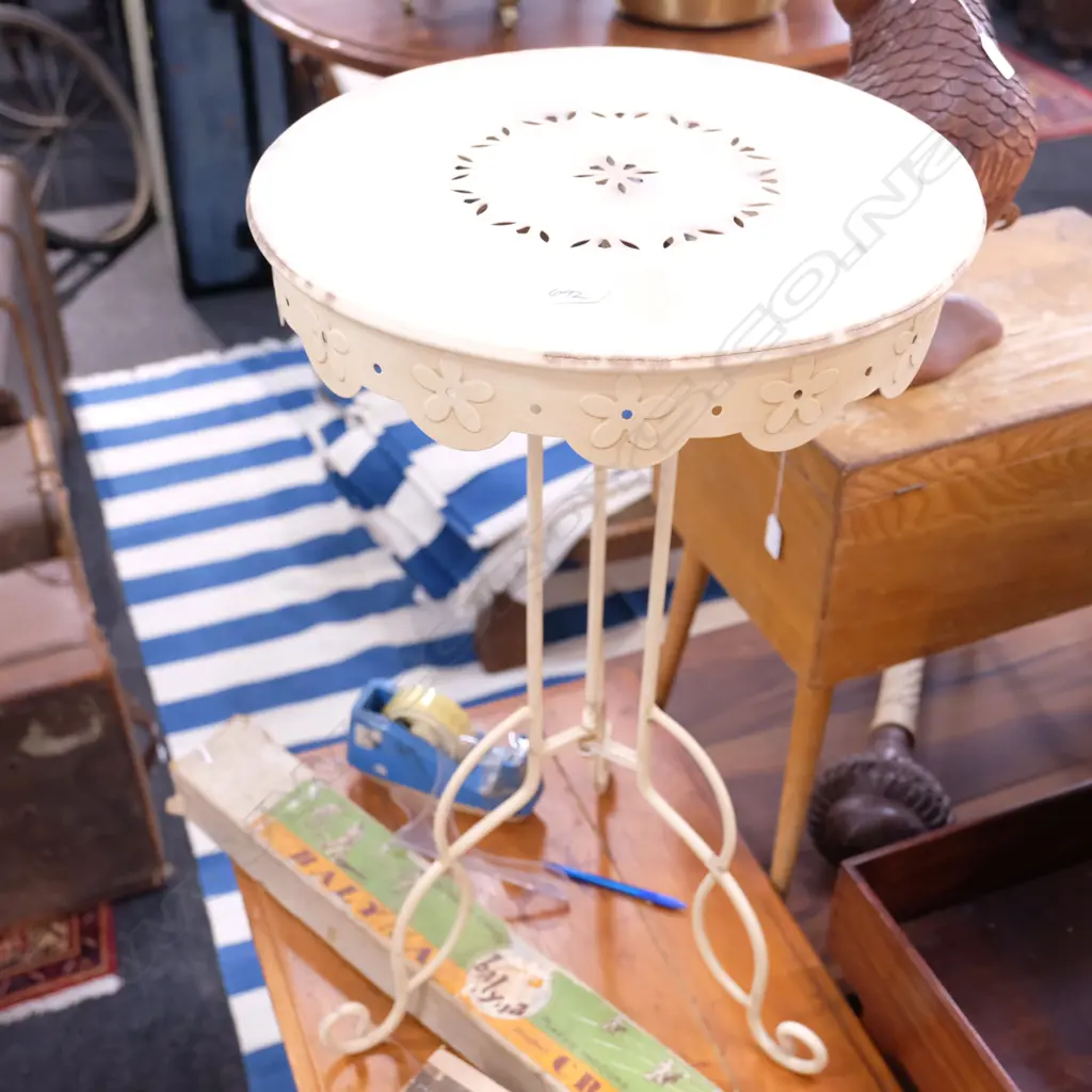 SMALL CIRCULAR METAL TABLE Image 1++