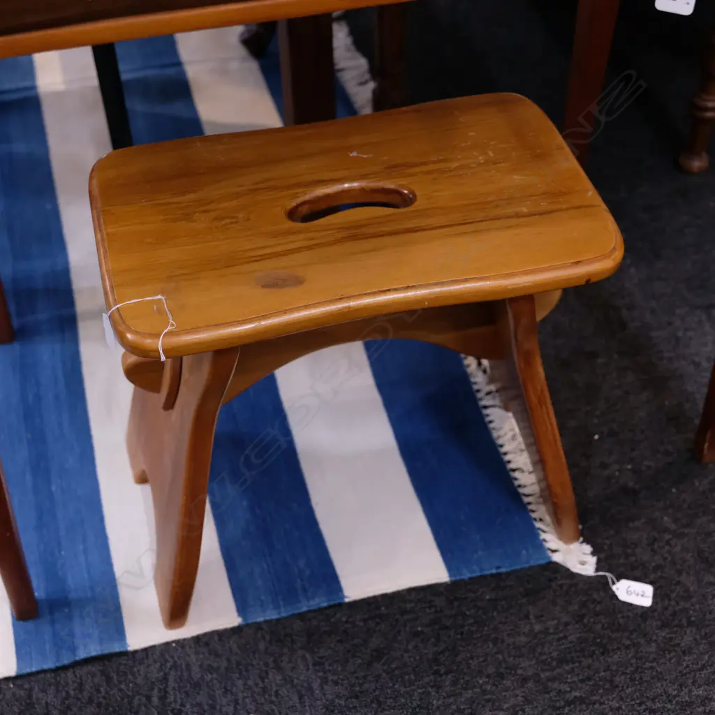 RIMU STOOL BY CRACKET CO. NELSON H. 370MM Image 1++