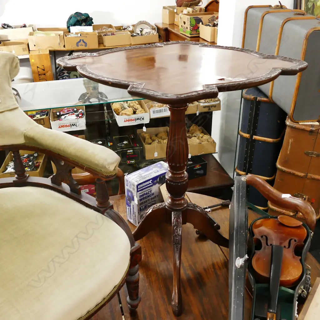 SHAPE TOP MAHOGANY SIDE TABLE W. 610MM Image 1++