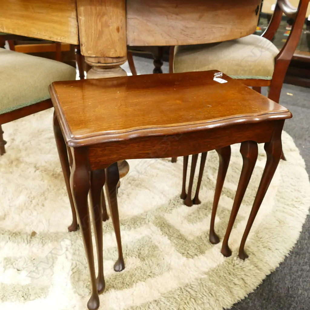 NEST OF 3 MAHOGANY TABLES Image 1++