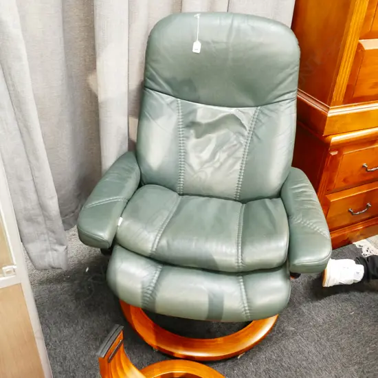 EKORNES GREEN LEATHER RECLINER & FOOTSTOOL