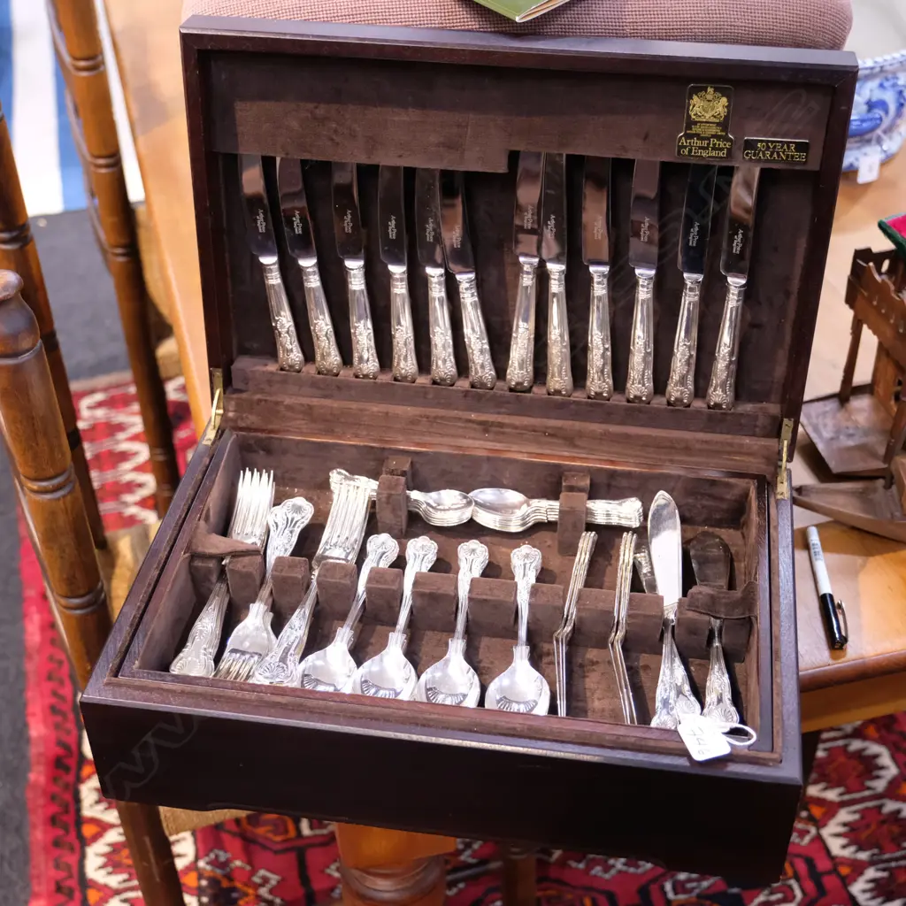 An English Arthur Price silver plate 12-piece double-struck King's pattern canteen of table cutlery Image 1++