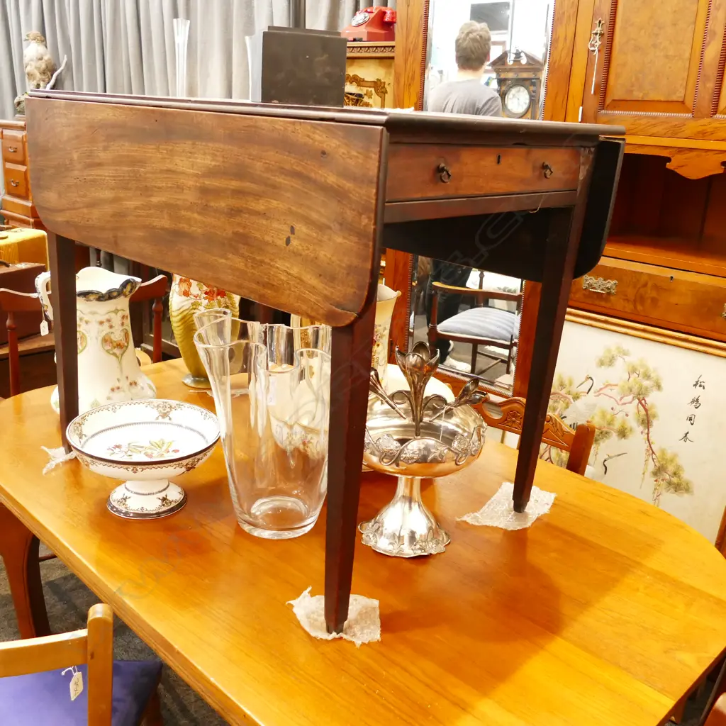 VICT MAHOGANY PEMBROOK TABLE Image 1++