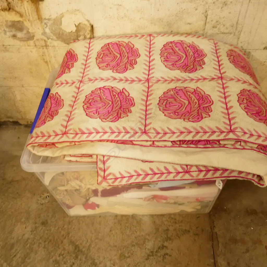 LOT ASST CUSHION COVERS / TEA TOWELS ETC Image 1++