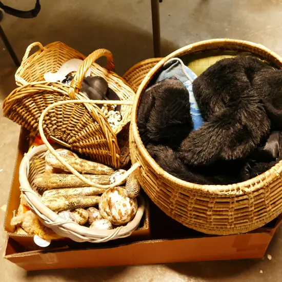 WICKER BASKETS / HAMPER INCL. CUSHION / FEATHER BALLS / TOYS ETC