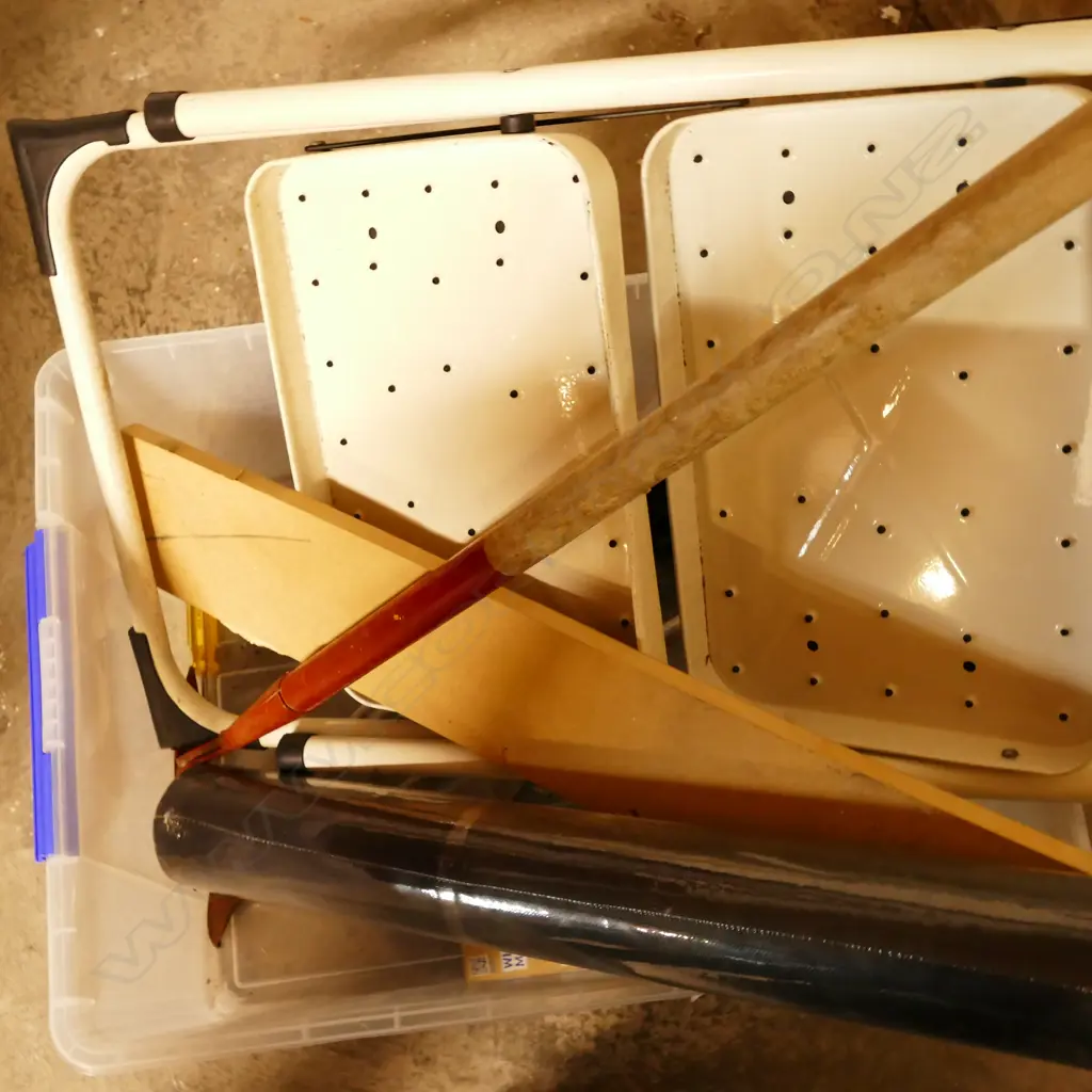 LOT ASST GARDEN TOOLS / STEP LADDER ETC Image 1++