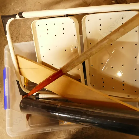 LOT ASST GARDEN TOOLS / STEP LADDER ETC