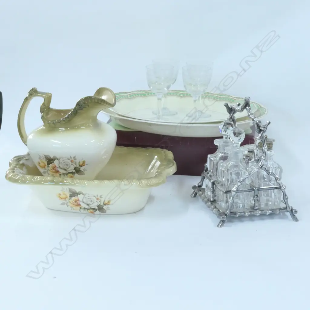 ASST ASHETS / CRUETS / GLASSWARE ETC Image 1++