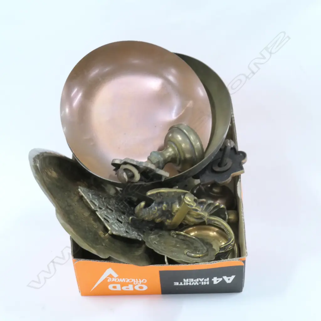 LOT ASST BRASS WARE/DOORKNOBS ETC Image 1++