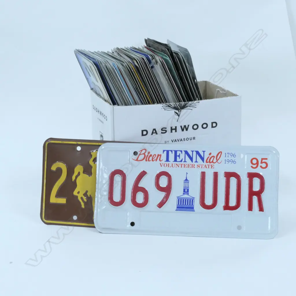 COLLECTION OF VINTAGE AMERICAN LICENCE PLATES, VARIOUS STATES Image 1++