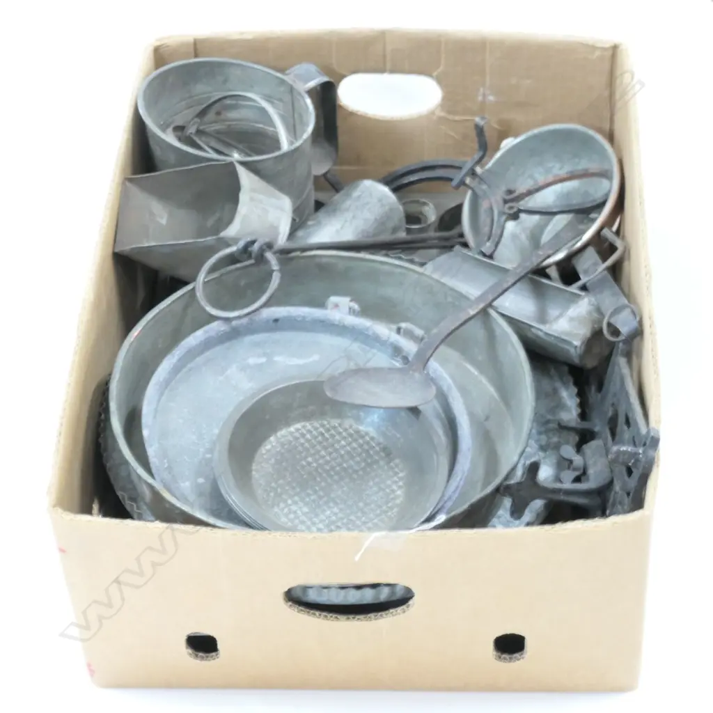 LOT VINTAGE KITCHENWARE Image 1++