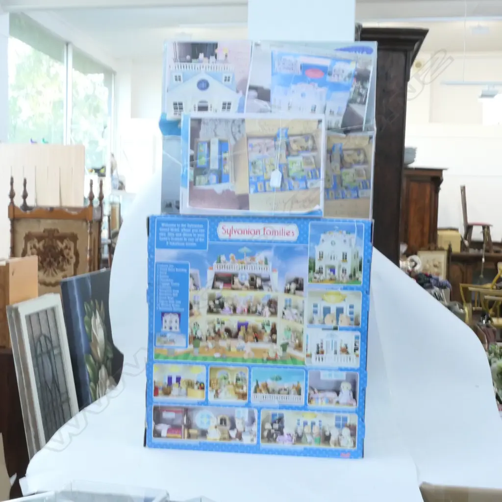 LARGE LOT SYLVANIAN FAMILIES 'GRAND HOTEL' AND TWO BOXES OF FURNITURE AND FITTINGS Image 1++