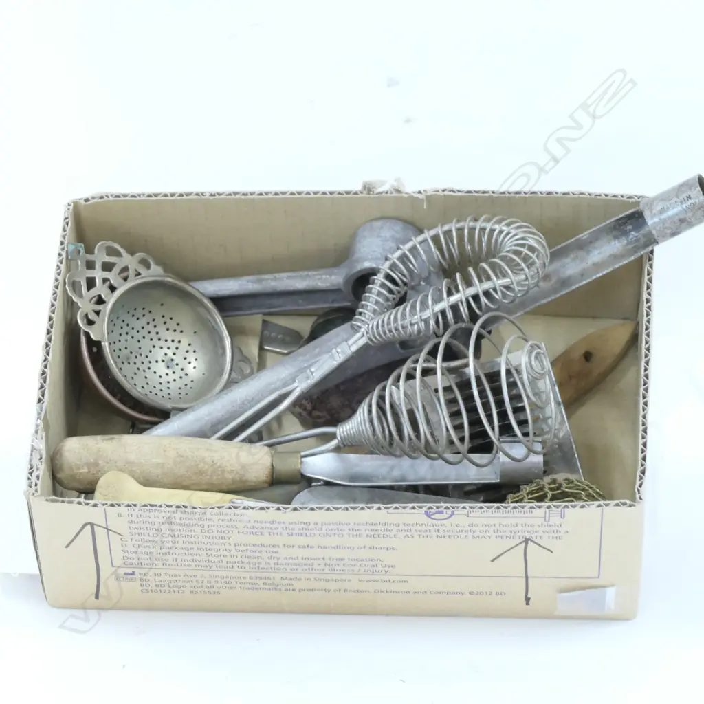 LOT ASST VINTAGE KITCHEN UTENSILS Image 1++