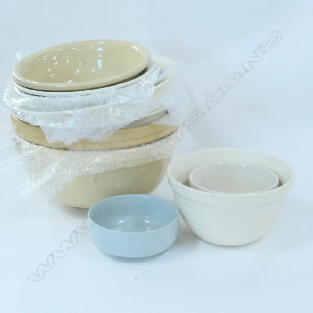 LOT VINTAGE MIXING BOWLS Image 1++