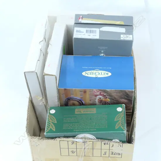 LOT - TEAPOT / ROOSTER TEAPOT / MINIATURE SEWING MACHINE / 4 DECORATIVE PLATES