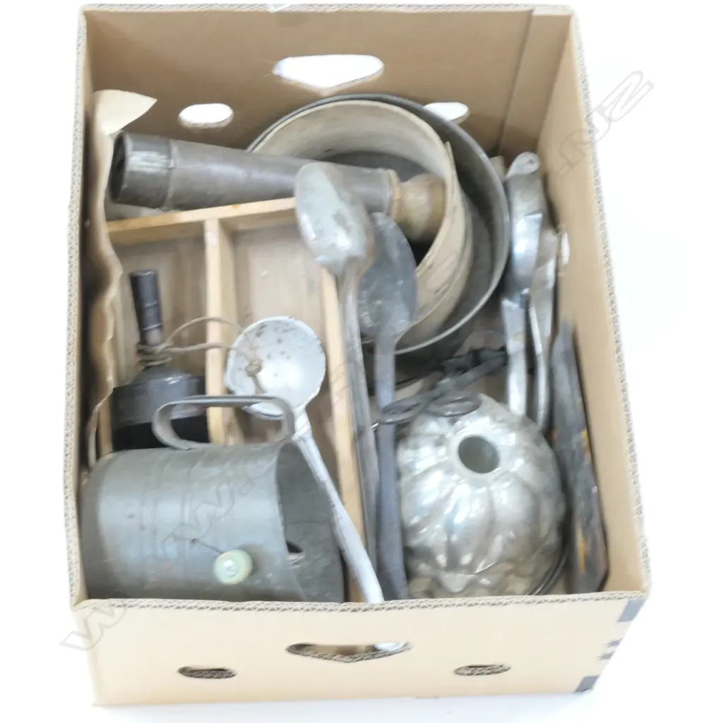 LOT VINTAGE KITCHENWARE Image 1++