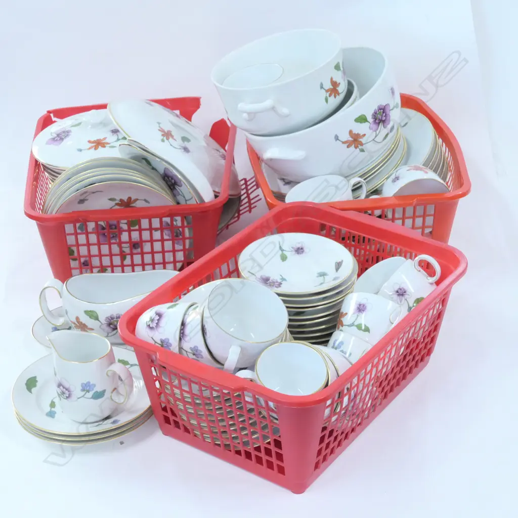 83 PIECE R/WORCESTER 'ASTLEY' DINNER SET Image 1++