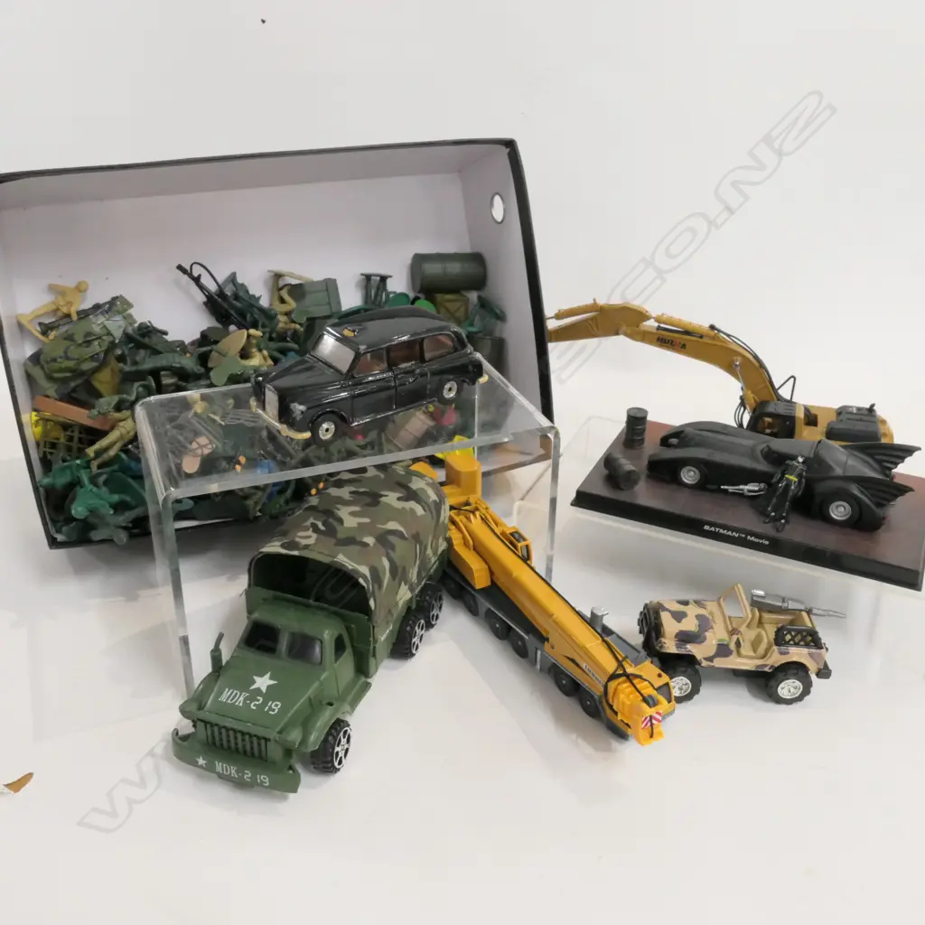 BOX OF TOYS AND TOY SOLDERS Image 1++