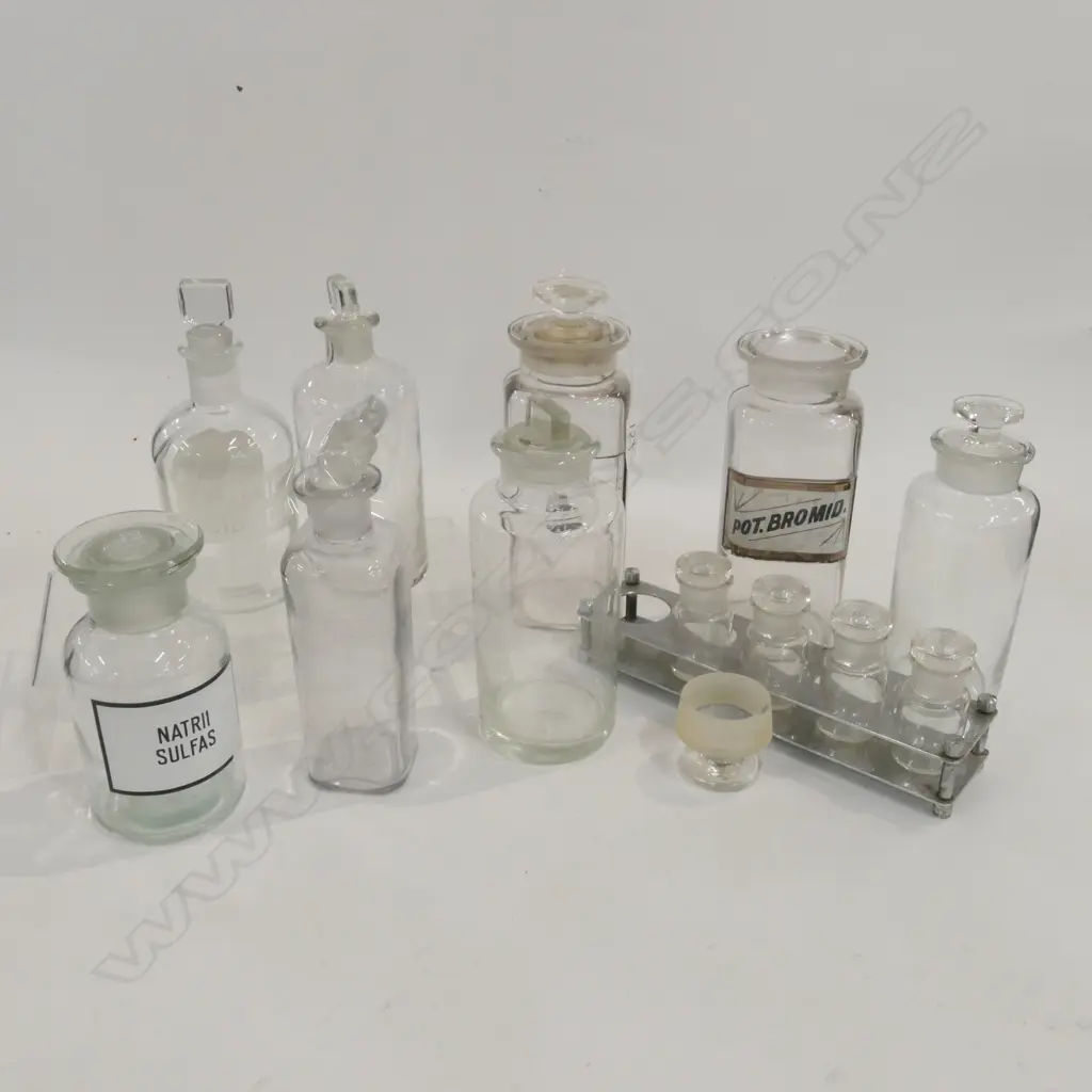 LOT APOTHECARY JARS H. 200 Image 1++