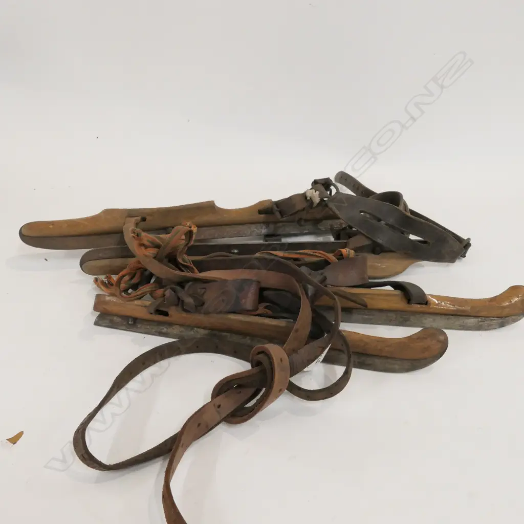 TWO PAIRS VINTAGE ICE SKATES L. 400 Image 1++