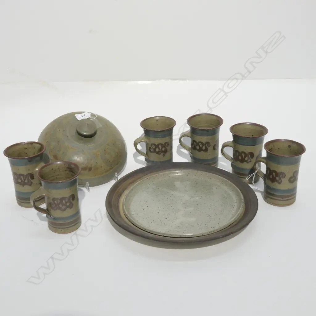 POTTERY DISH/COVER AND 6 ARNAUD BARRAUD MUGS D 290MM Image 1++