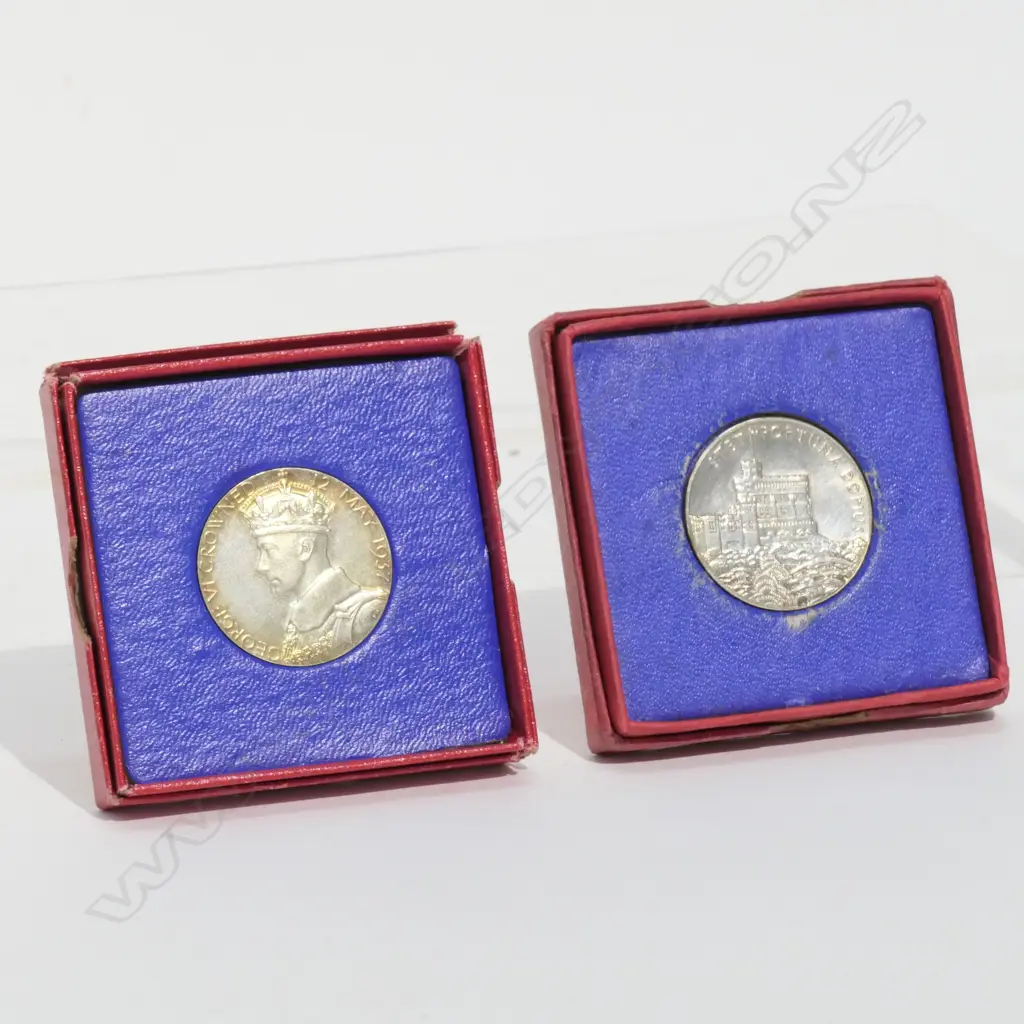 2 BOXED COMMEMORATIVE BRITISH COINS Image 1++