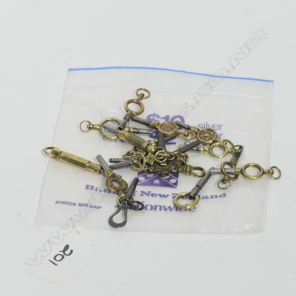 BAG OF POCKET WATCH KEYS Image 1++