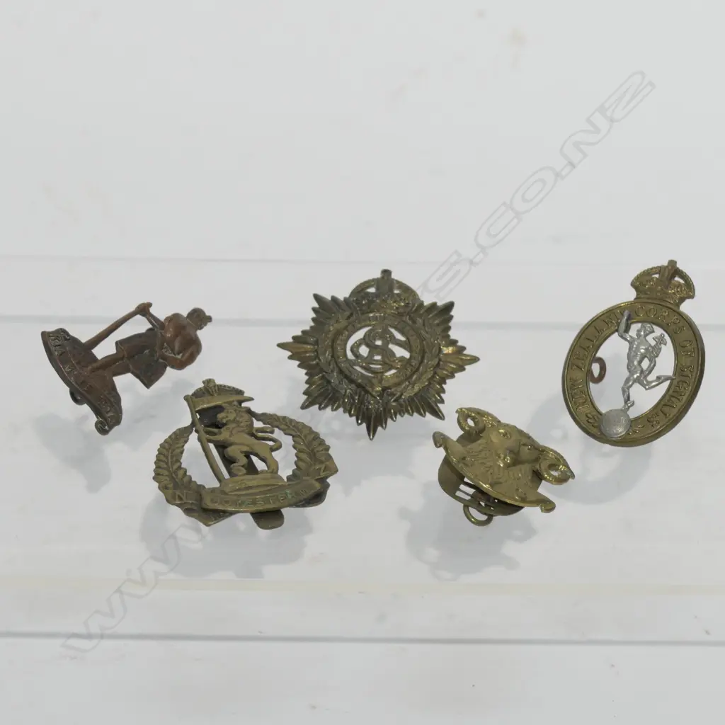 BAG OF MILITARY BADGES, MIXED Image 1++