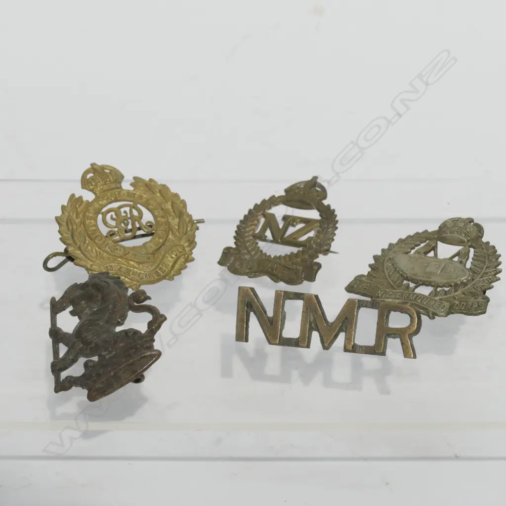 BAG OF MILITARY BADGES, MIXED Image 1++